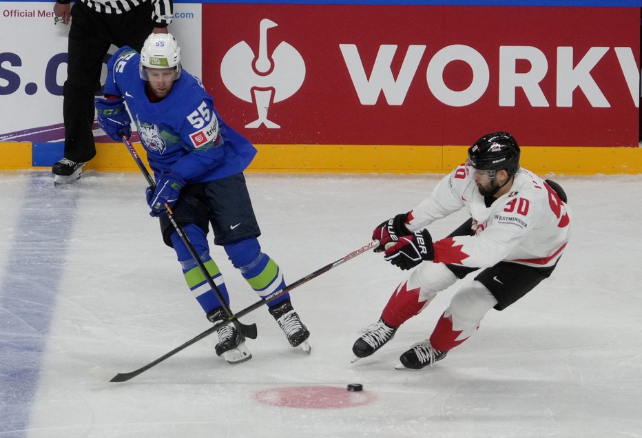 Fotografija: Slovenski hokejisti, med njimi tudi Robert Sabolič (levo), so se proti Kanadi odrezali s solidno predstavo. FOTO: Ints Kalnins, Reuters