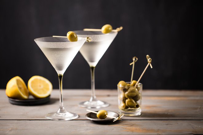 V martiniju mora biti oliva ali kos limonine lupinice. FOTO: Lou Crouch/Getty Images