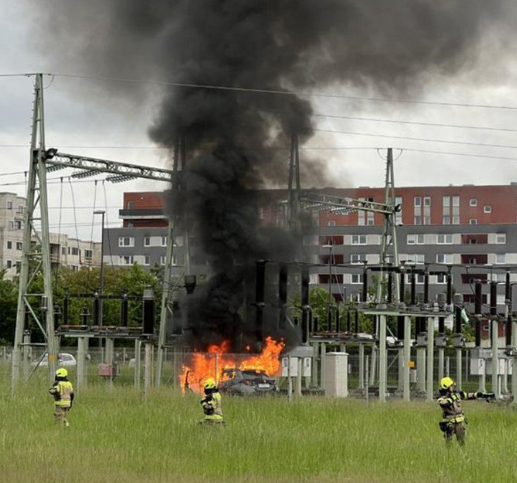 Fotografija: Požar transformatorske postaje povzročil izpad elektrike. FOTO: Bralka Nina