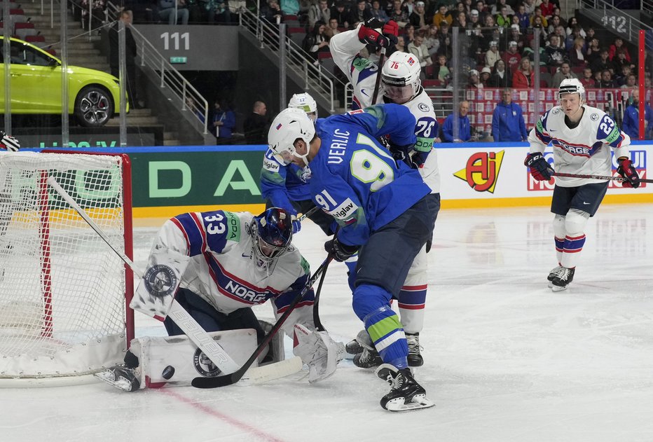 Fotografija: Slovenski hokejisti so napadali na vso moč, na koncu tekme pa je bilo 1:0 za Norveško. FOTO: Ints Kalnins/Reuters