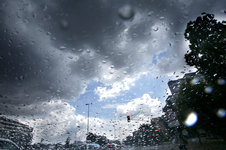 Fotografija: Pretežno oblačno bo, predvsem v notranjosti bodo krajevne padavine. FOTO: Roman Šipić