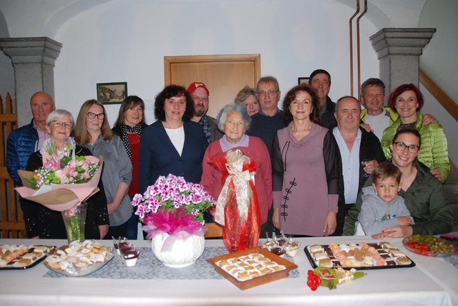 Slavljenka z županjo in predstavniki vremskih društev FOTOGRAFIJE: Olga Knez