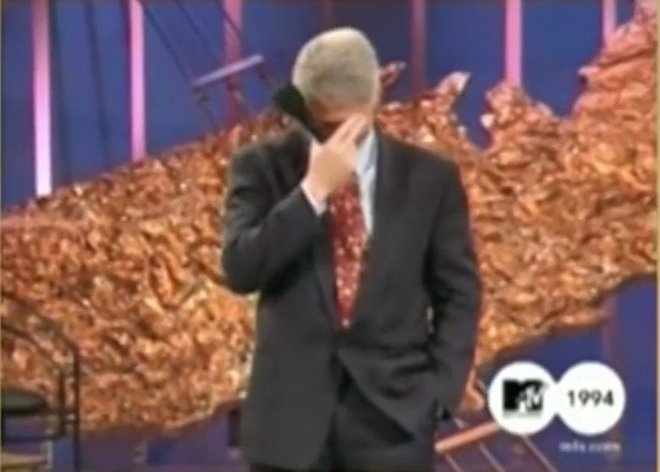 Gost Bill Clinton si ni mogel pomagati, da se ne bi režal. FOTO: Youtube