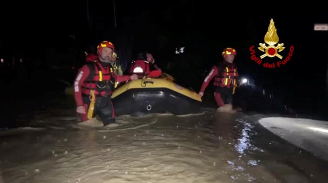 Reševalci so na varno pomagali ljudem, ki zaradi poplav niso mogli iz svojih domov, ter voznikom, ki so obtičali na poplavljenih cestah. FOTO: Vigili Del Fuoco Via Reuters
