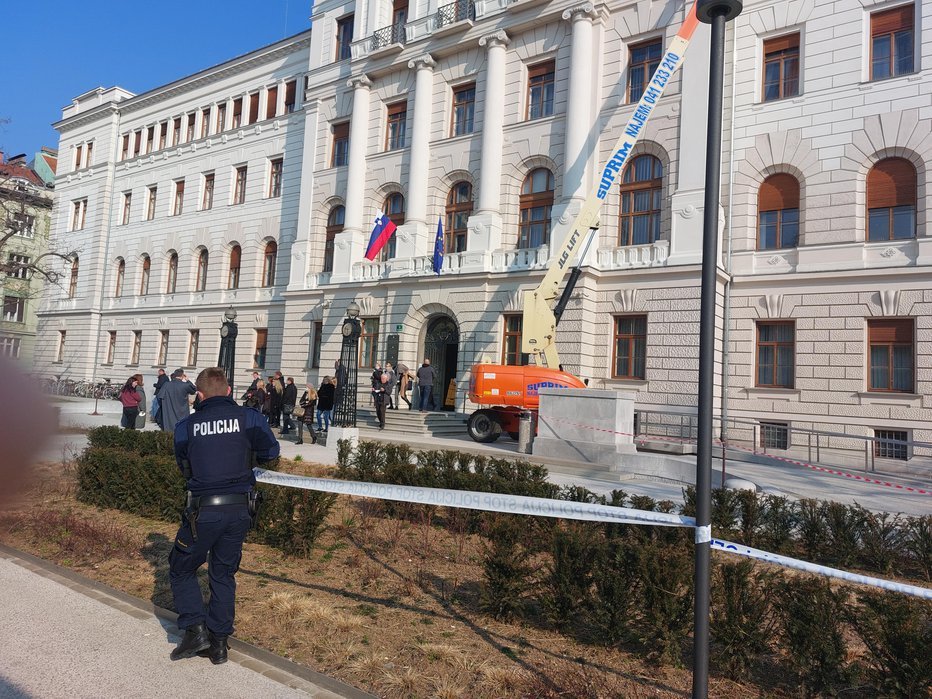 Fotografija: Alarm za preplah na Okrožnem sodišču v Ljubljani so že preklicali. FOTO: B. C.