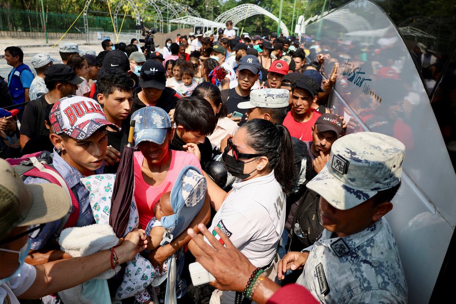 Fotografija: Nezakonitim migrantom se ob vstopu v ZDA ne obeta nič dobrega. FOTO: Jose Torres/Reuters