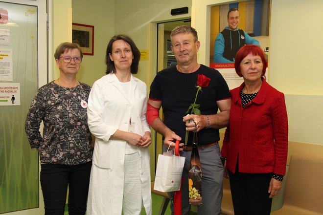 Za jubilejni odvzem so mu čestitale Jelka Anžlin iz KORK Mirna Peč, zdravnica Mojca Šimc in predsednica OZ RKS Novo mesto Danica Novak Malnar.