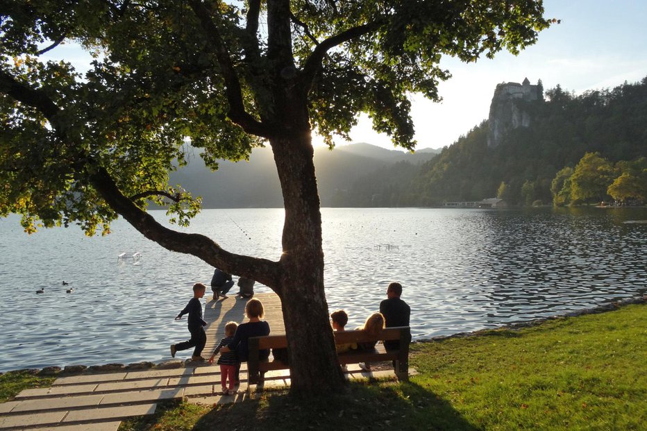 Fotografija: Ker je Bled z jezerom kot ena glavnih slovenskih turističnih atrakcij podvržen precejšnjemu onesnaževanju. FOTO: Primož Hieng