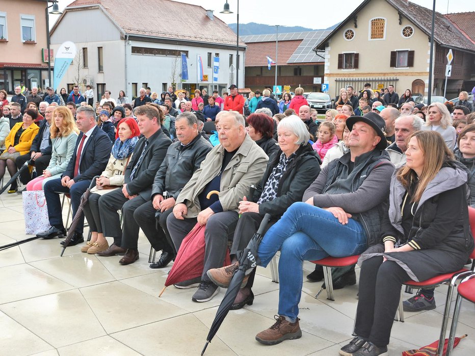 Fotografija: Udeleženci prireditve z županom in gosti na ploščadi trga, na katerem je tudi župnijska cerkev sv. Jurija. FOTOGRAFIJE: Darko Naraglav