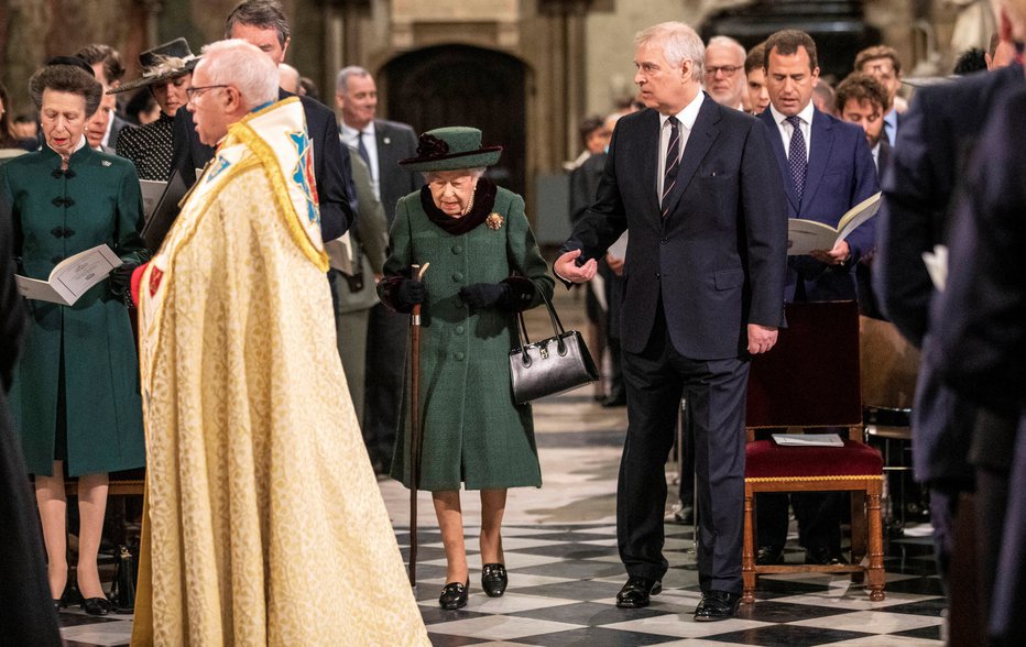 Fotografija: Kraljica je Andrewu večkrat pogledala skozi prste, njen sin tega menda ne bo počel. FOTO: Richard Pohle, Reuters