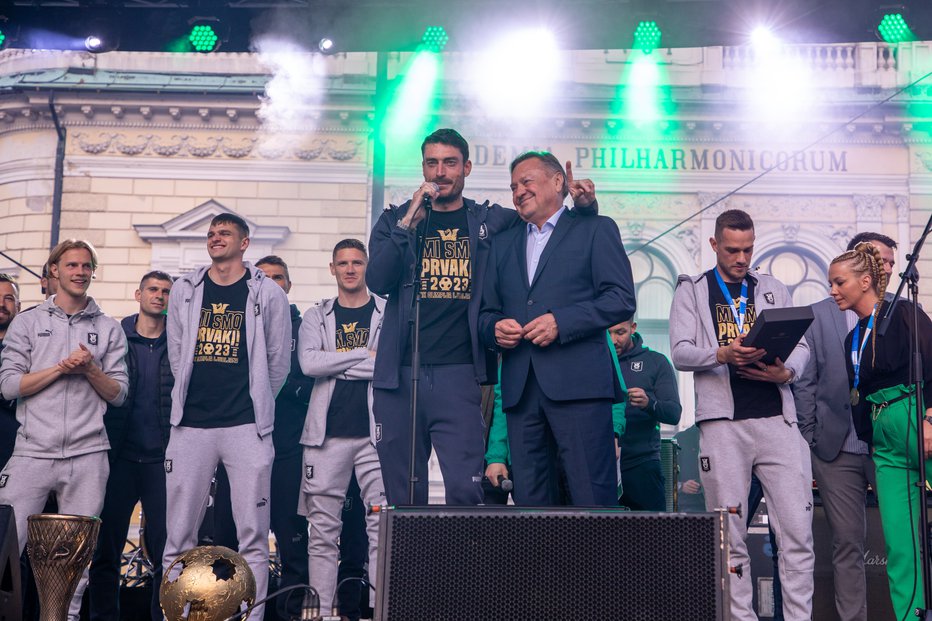 Fotografija: Albertu Rieri se je na Kongresnem trgu pridružil tudi ljubljanski župan Zoran Janković, ki je navijače in nogometaše nagradil s koncertom Big Foot Mame. FOTO: Voranc Vogel