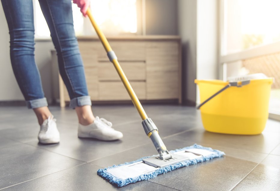 Fotografija: Tokrat smo za vas pripravili recept za doma narejeno sredstvo, s katerim boste učinkovito očistili pode v vaši hiši. FOTO: Vgstockstudio, Shutterstock