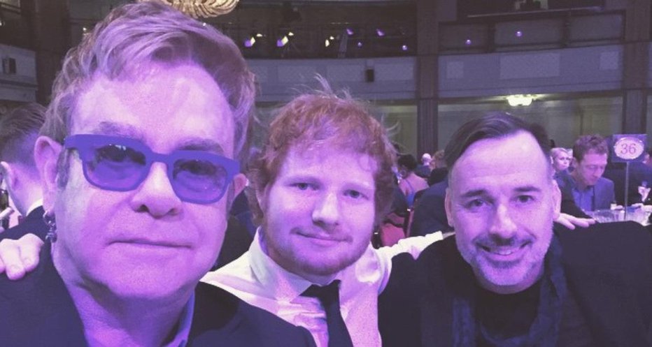 Fotografija: Elton John in Ed Sheeran sta se odločila za življenje brez pametnih naprav. Nasprotno pa je njihove uporabe vešč Eltonov mož David (desno). FOTO: Osebni arhiv