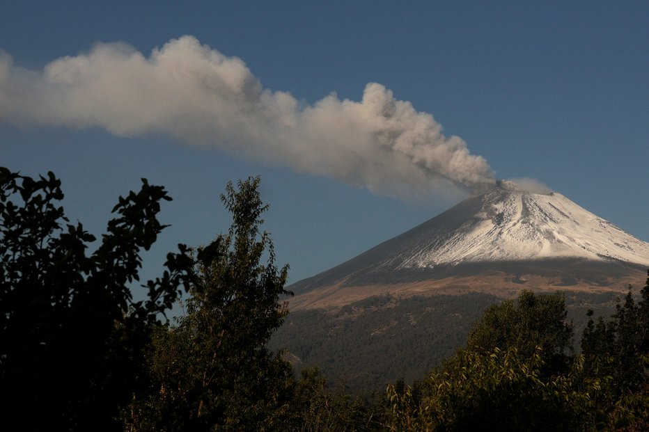 Fotografija: Popocatepetl se je po sobotnem izbruhu malce umiril, a se pristojni bojijo, da ne za dolgo. FOTO: Imelda Medina Reuters