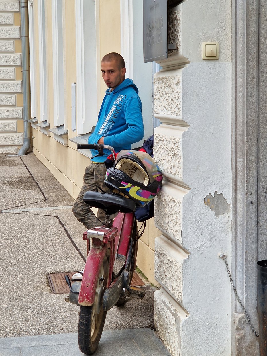 Fotografija: V Novo mesto je prišel z mopedom. FOTOGRAFIJE: Tanja Jakše Gazvoda