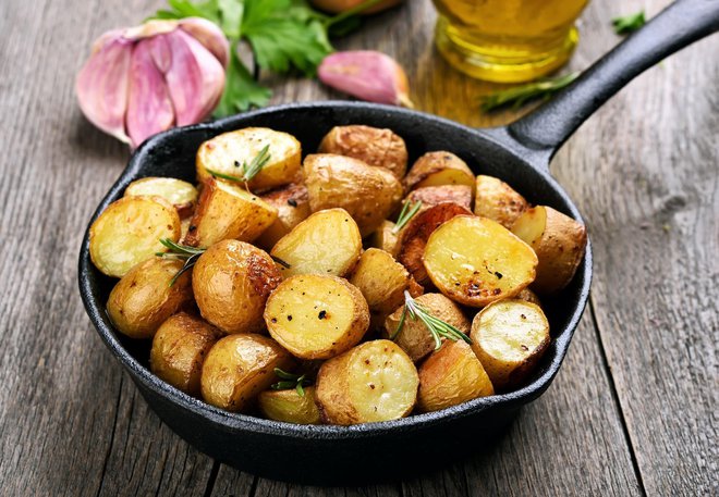 Krompirja pred peko ne lupimo. FOTO: Getty Images