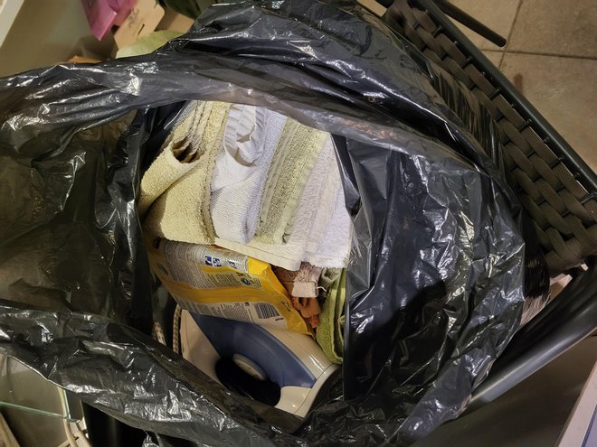 Stvari mu je zbasala v vrečke za smeti in postavila pred stanovanje. FOTO: Osebni arhiv