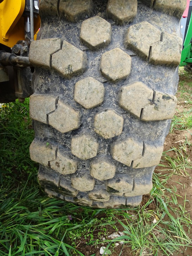 Michelinove specialne pnevmatike z industrijskim profilom bibload hard surface 460/70R24 IND. Obračajo se lahko samo sprednja kolesa, vsa štiri, lahko pa imamo tudi t. i. pasji hod.