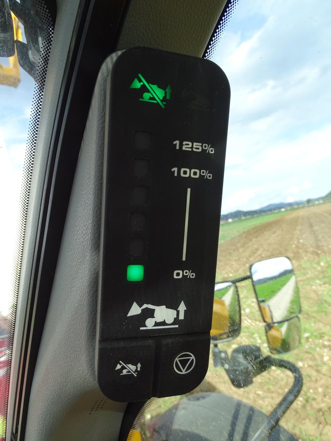 Sistem za ugotavljanje preobremenitve OMD (overload measuring device) opozori traktorista v primeru zmanjšanja vzdolžne stabilnosti.