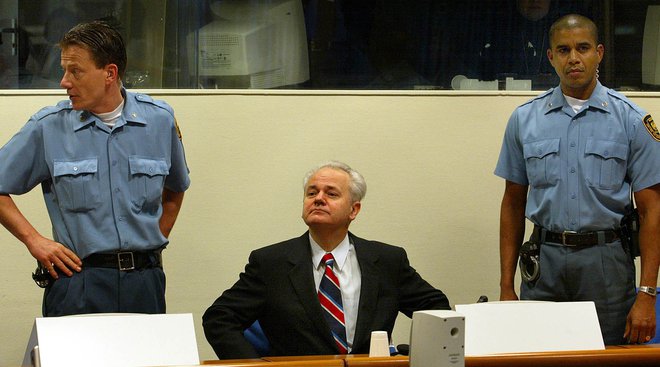 Slobodan Milošević sodbe za vojne zločine ni slišal, saj je prej v haaškem priporu umrl.  FOTO: Paul Vreeker Reuters