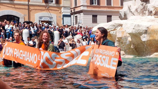 »Ne bomo plačevali fosilnih goriv,« so sporočali s transparentom. FOTO: Alessandro Penso/Reuters