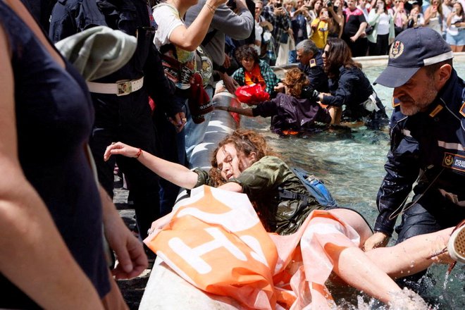 Policisti so morali aktiviste zvleči iz vodnjaka. FOTO: Alessandro Penso/Reuters