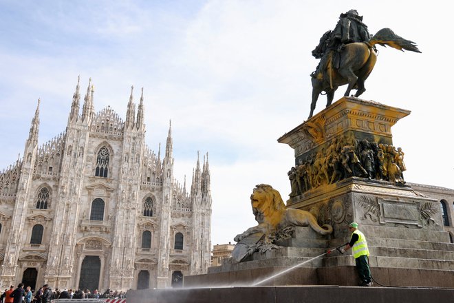 V znak protesta je Zadnja generacija z barvo oskrunila tudi kip Vittoria Emanuela II. v Milanu. FOTO: Claudia Greco/Reuters