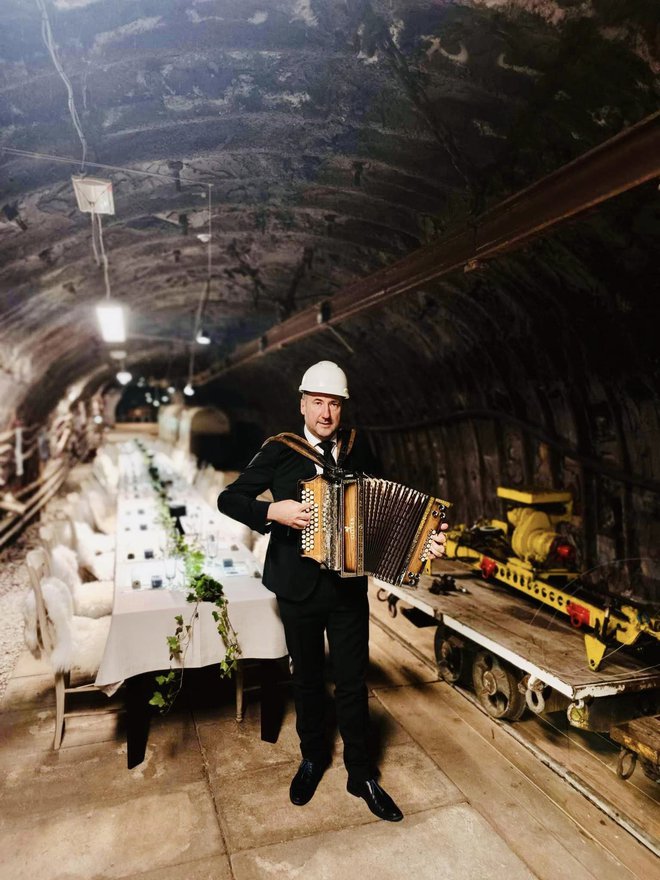 Nedavno je za novinarje z vsega sveta zaigral 160 metrov pod zemljo, v Muzeju premogovništva. FOTO: FACEBOOK