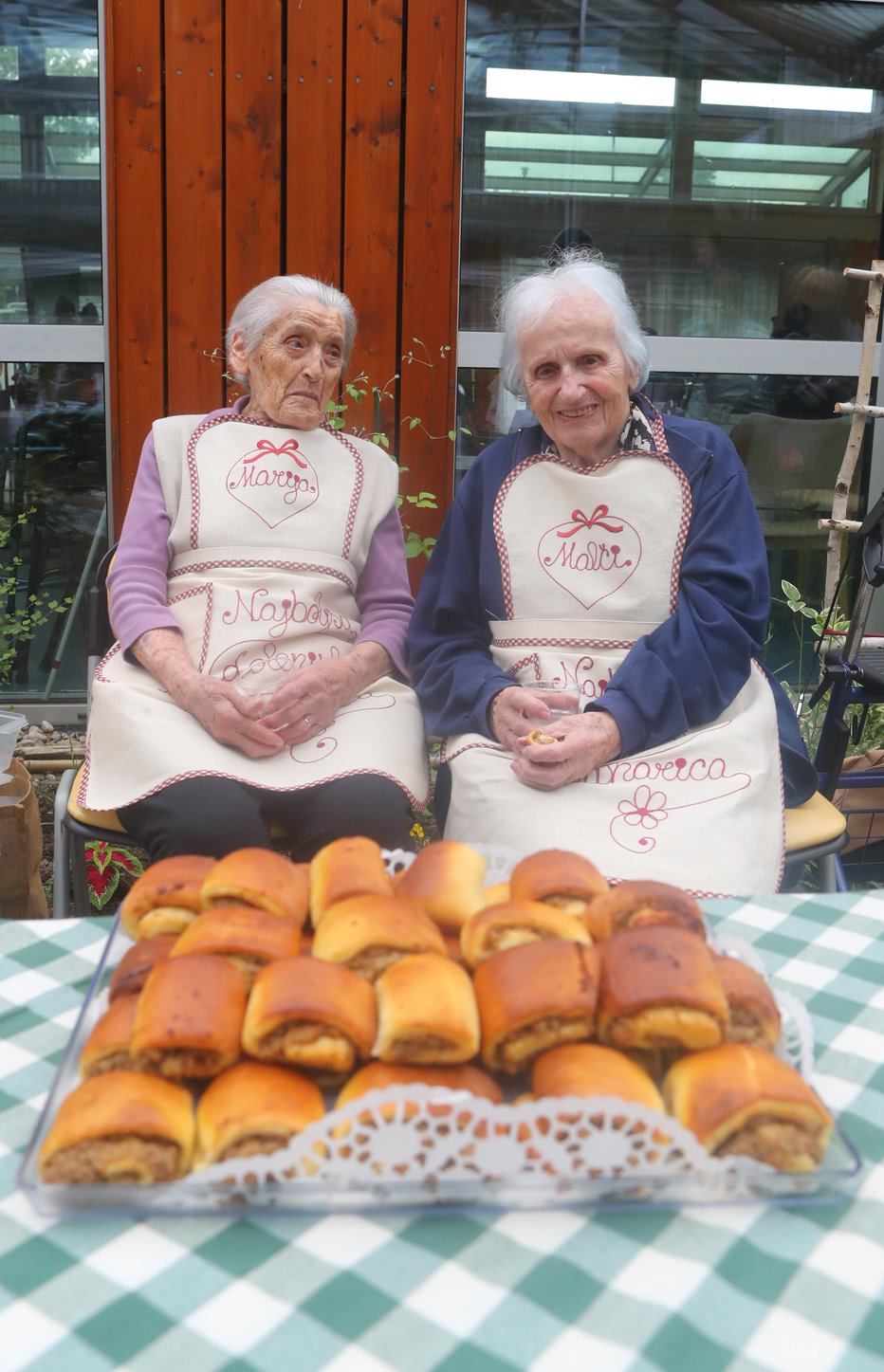 Fotografija: Najstarejši kuharici sta bili Dolenjki Marija Kenk in Malči Cimperman.