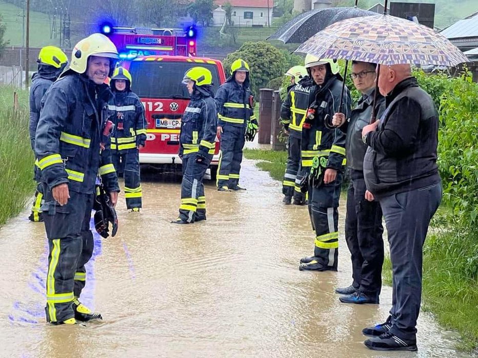 Fotografija: Delo gasilcev in posledice obilnih padavin si je ogledal tudi minister za obrambo Marjan Šarec. FOTO: Vlada Rs