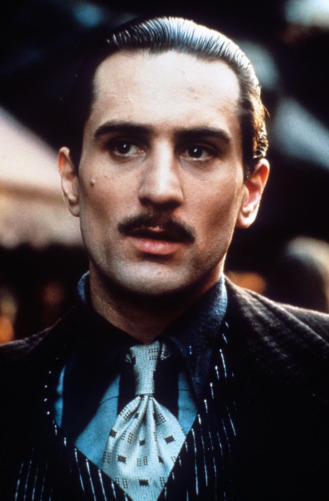 Kot mladi Vito Corleone v drugem delu Botra se je štiri mesece učil sicilijanskega narečja, saj je v filmu spregovoril le 17 angleških besed.