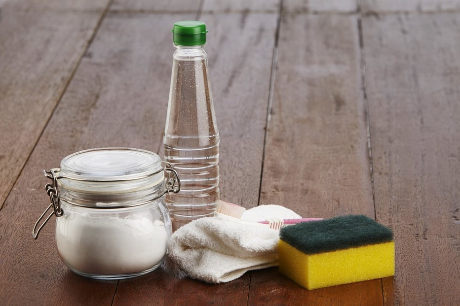 Fotografija: Univerzalni čistili – kis in soda bikarbona. FOTO: Focal Point, Shutterstock