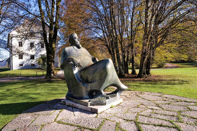 Tavčarjev spomenik na Visokem je 1957. izdelal kipar Jakob Savinšek. FOTO: Občina Gorenja vas - Poljane