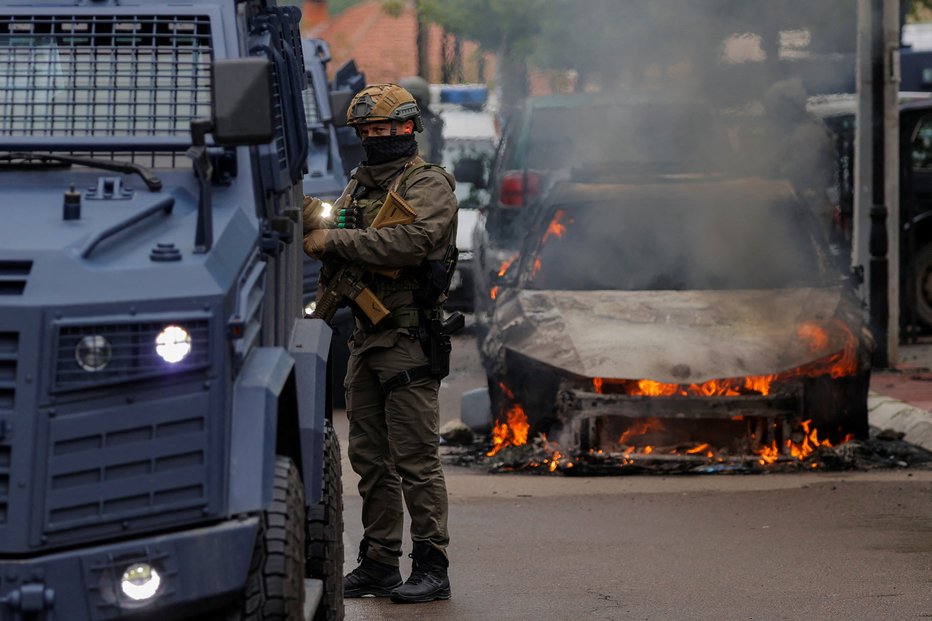 Fotografija: Na severu Kosova je izbruhnil konflikt med prebivalci in kosovsko policijo, potem ko je ta poskušala priti v stavbo občine v Zvečanu. FOTO: Stringer Reuters