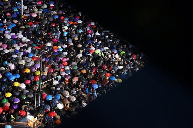 Na shodu se je po navedbah srbskih medijev zbralo več deset tisoč ljudi. FOTO: Zorana Jevtic, Reuters