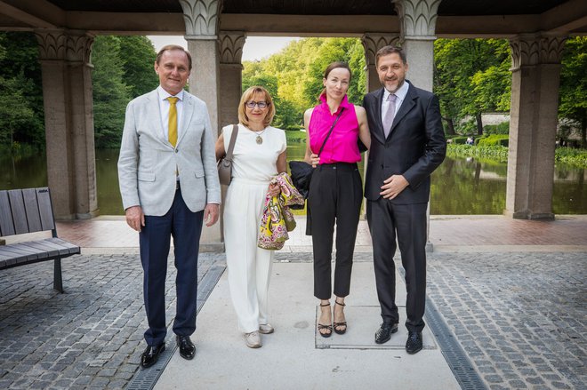 Podžupan Samo Peter Medved (z ženo Duško) je v odsotnosti župana gostil ministra za finance Klemna Boštjančiča z ženo Evo.