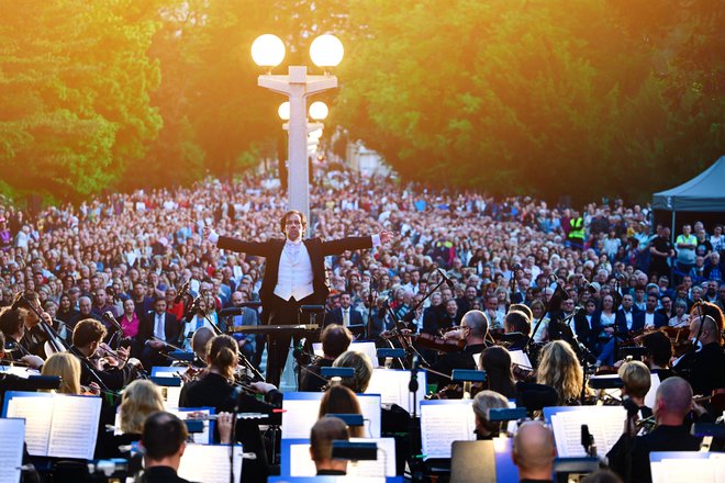 Simon Krečič je vodil ansambel Opere SNG Maribor pred več kot 10.000 obiskovalci na promenadi Mestnega parka Maribor.