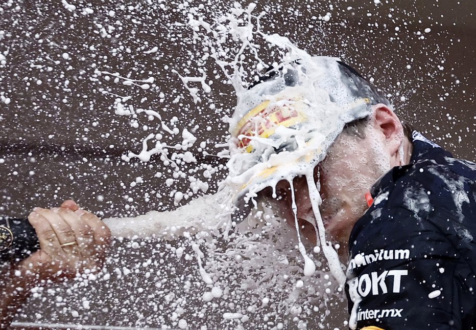 Fotografija: Max Verstappen se je spet naužil šampanjca. FOTO: Stephane Mahe/Reuters