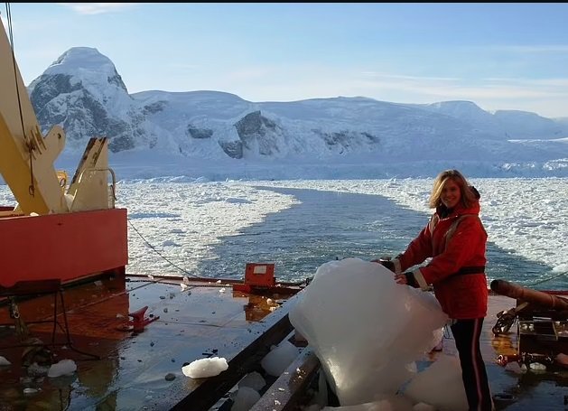 Fotografija: Na Antarktiko je prispela z ledolomilcem. FOTOGRAFIJE: Osebni Arhiv
