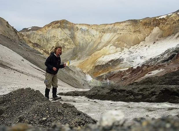 V Rusiji je obiskala enega najbolj aktivnih vulkanov na Zemlji.