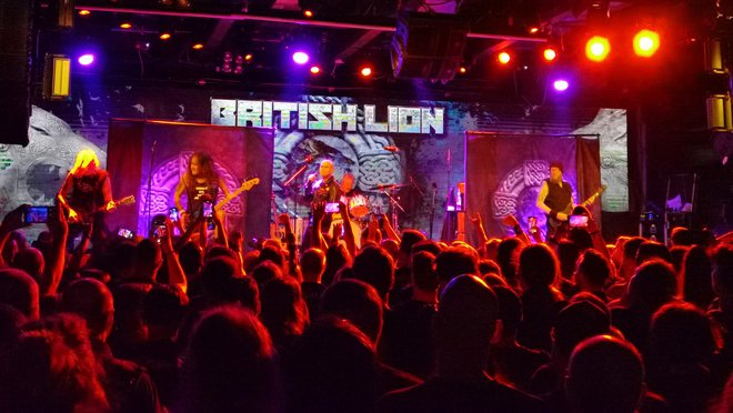 Koncert British Lion v Cvetličarni je bil kot ogrevanje za Iron Maiden, saj si skupini delita basista.