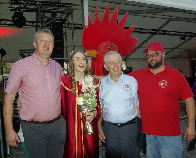 Princesa z očetom in dedkom, na desni predsednik Društva vinogradnikov Rok Zupančič FOTO: Lidija Markelj, Dolenjski List