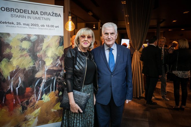 Dr. Ludvik Toplak, predsednik AMEU, z ženo Edito, je na dražbi za 400 evrov kupil sliko avtorice Ane Krašna z naslovom Gozd in knjigo Rimski misal, za katero je odštel 450 evrov.