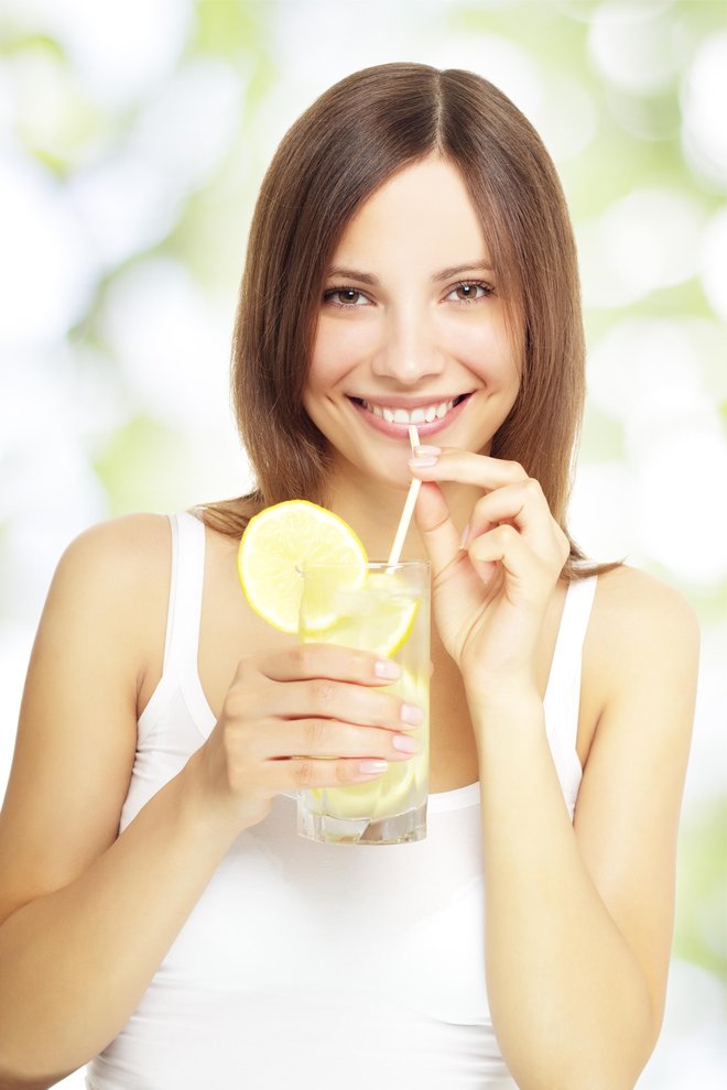 Popiti moramo dovolj tekočine, najbolje vode, poskrbimo še za vitamin C. FOTO: Anmfoto, Getty Images