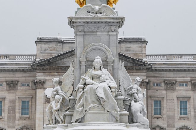 Spomenik kraljici Viktoriji pred Buckinghamsko palačo v Londonu. FOTO: Toby Melville/Reuters
