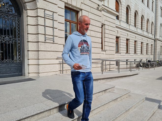 Sebastijan Hozjan ob odhodu z ljubljanskega okrožnega sodišča FOTO: Aleksander Brudar