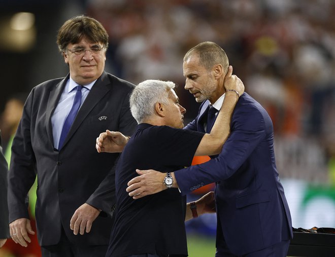 Jose Mourinho je po porazu objel Aleksandra Čeferina, a Uefi ni namenil prijaznih besed. FOTO: John Sibley/Reuters