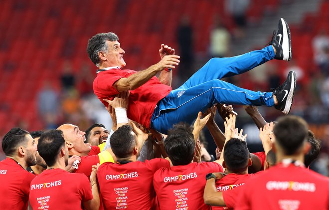 Joseja Luisa Mendilibarja so njegovi igralci visoko vrgli v zrak. FOTO: Bernadett Szabo/Reuters