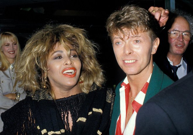 David Bowie v osemdesetih letih ni šel na neko druženje, pač pa izbral njen koncert in sledile so mu trume glasbenih pomembnežev.