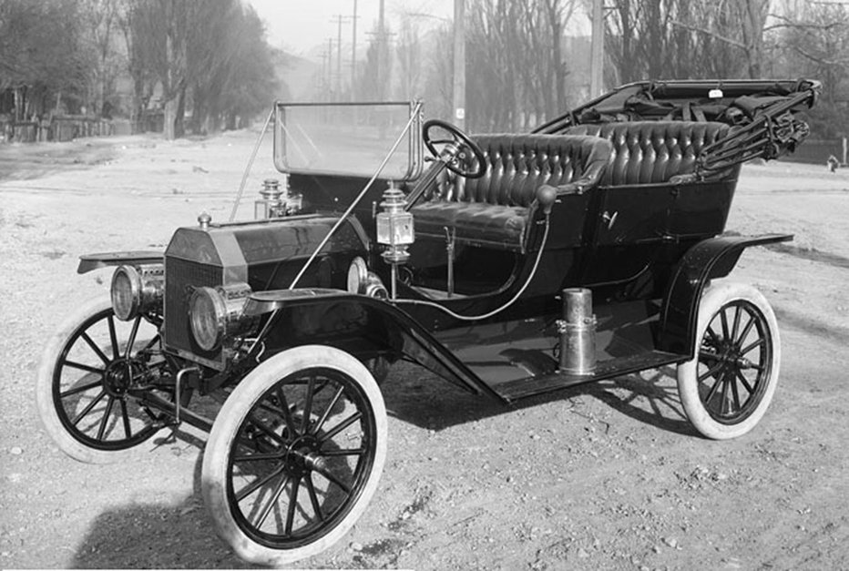 Fotografija: Kdor se uči zgolj na lastnih napakah, vozi še vedno prvo različico avtomobila. FOTO: FORD T/WIKIPEDIA